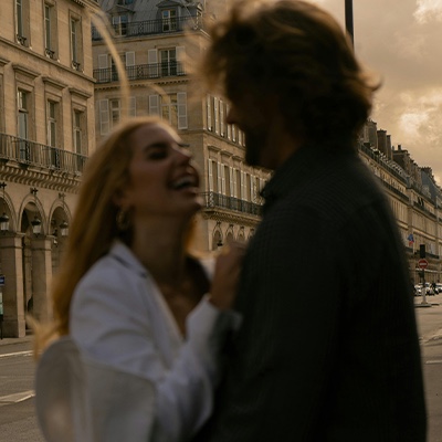 Couple out of focus in the city