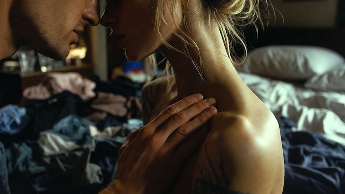 Unexpected encounter of a couple on a messy bed